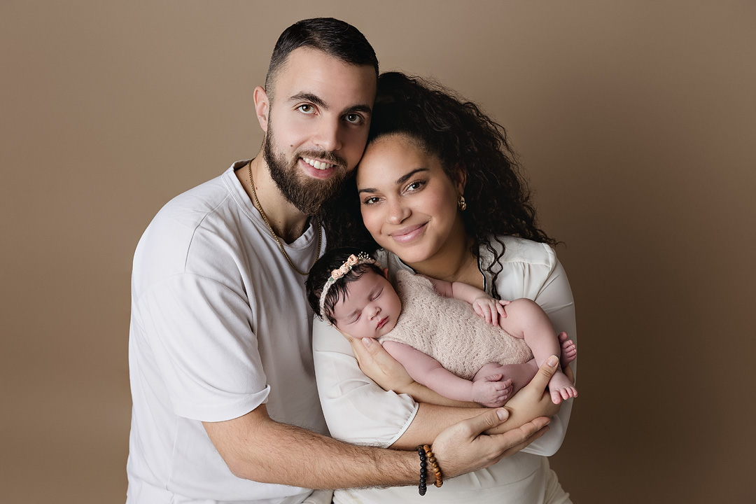 Photographie de famille avec une petite fille nouveau-né